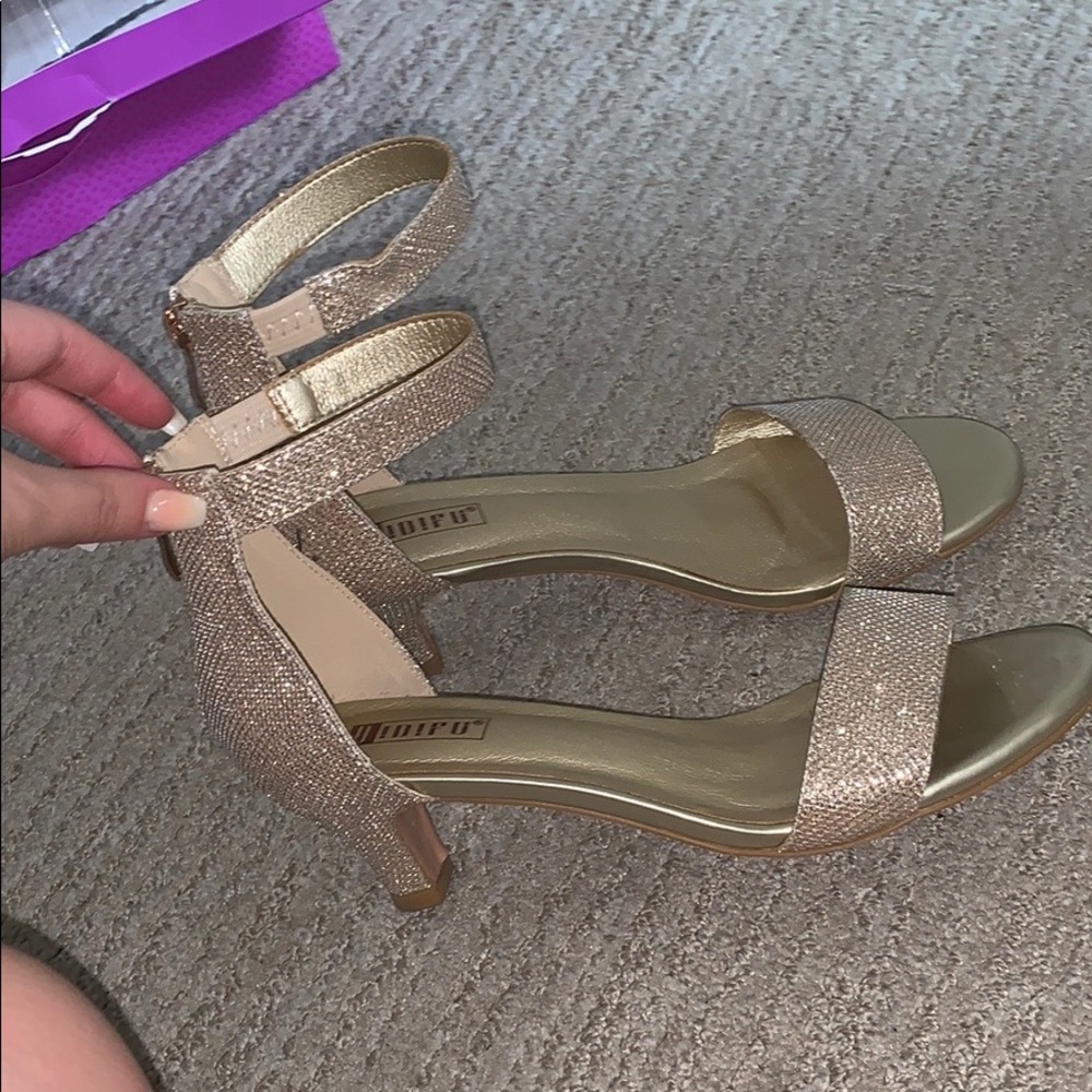 SPARKLY GOLD SHORT HIGH HEELS✨✨